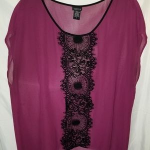 Torrid burgundy top w/ black lace trim size 0